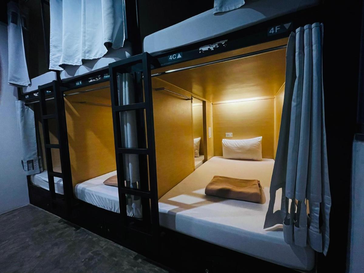 Posto Letto in Dormitorio Femminile con 6 Letti